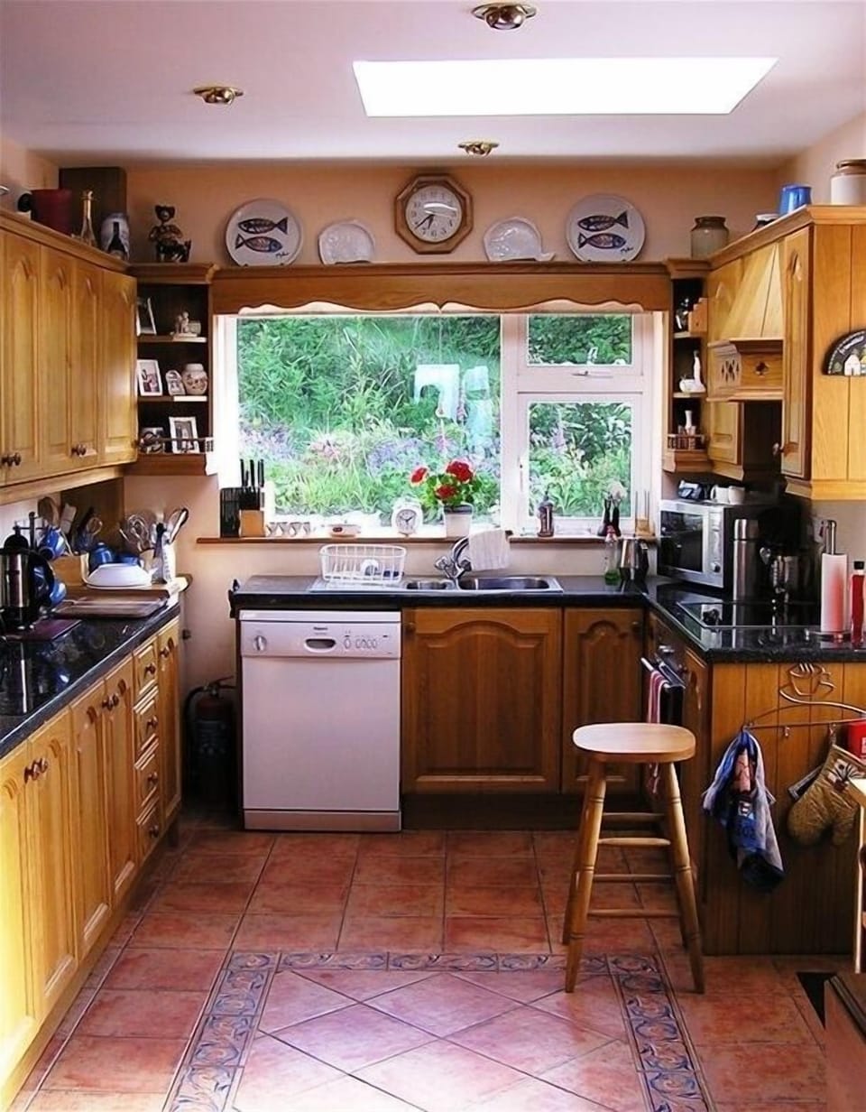 SUNNY, CLEAN, FULLY EQUIPPED KITCHEN