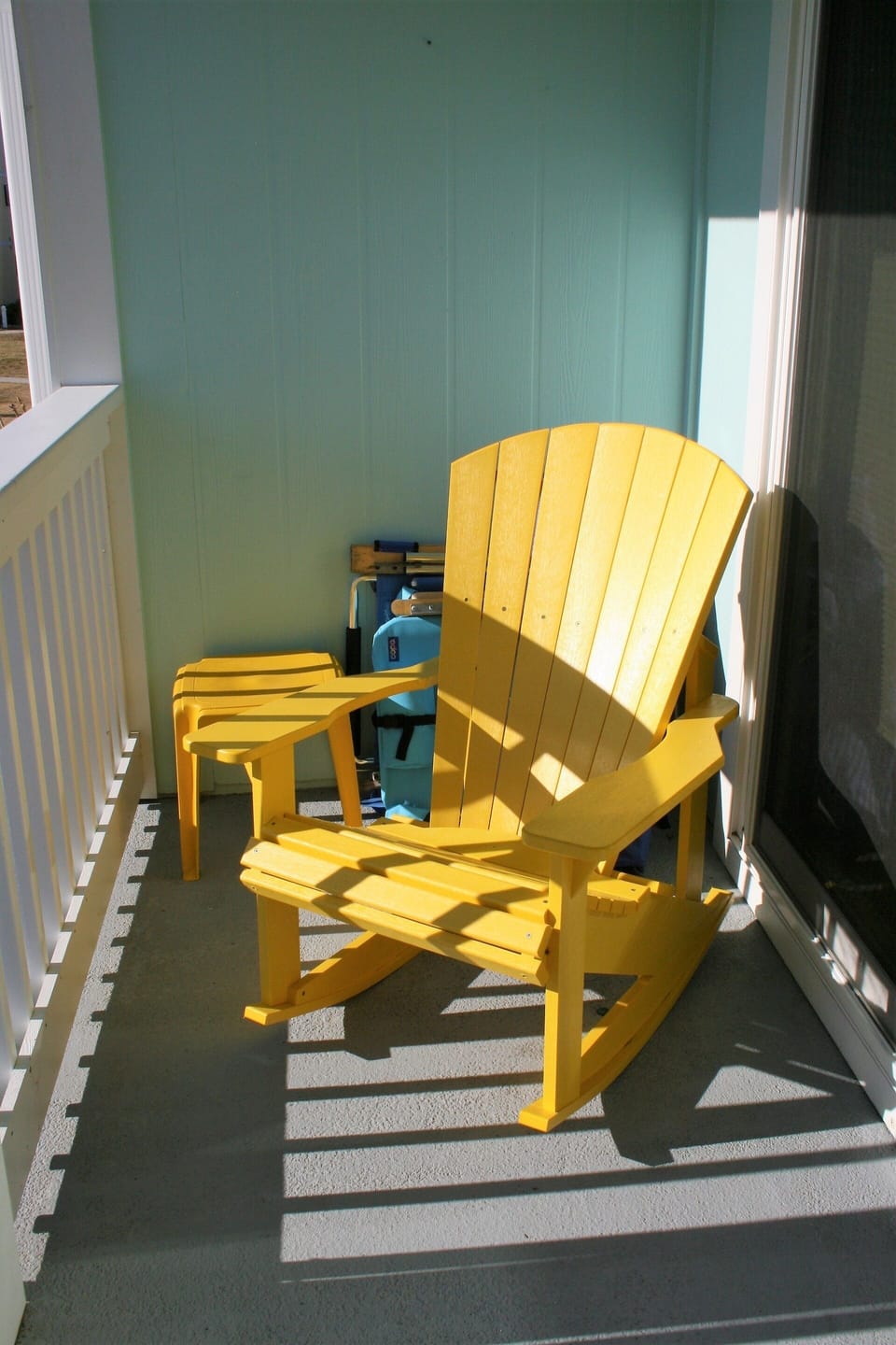  Comfy rocker for your enjoyment.