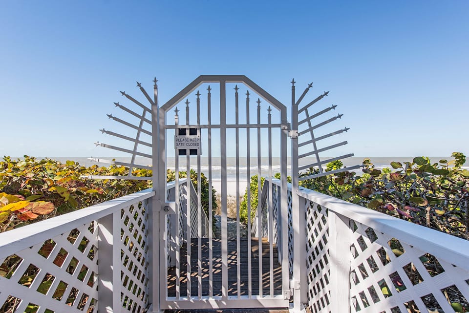 Gateway to the beach, locked