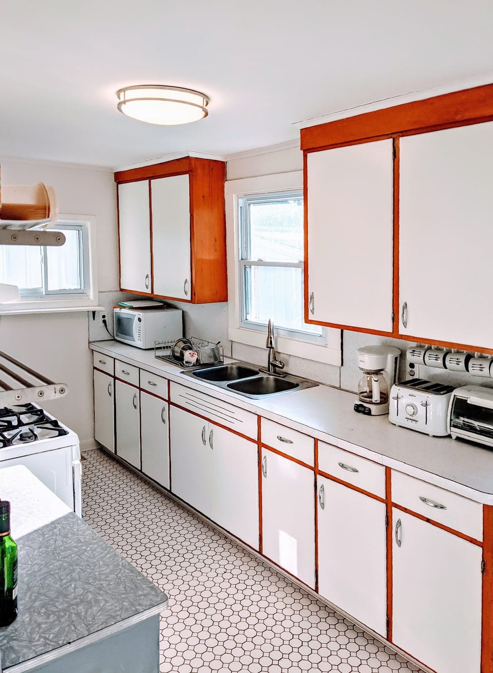 Bright and freshly painted, fully equipped kitchen
