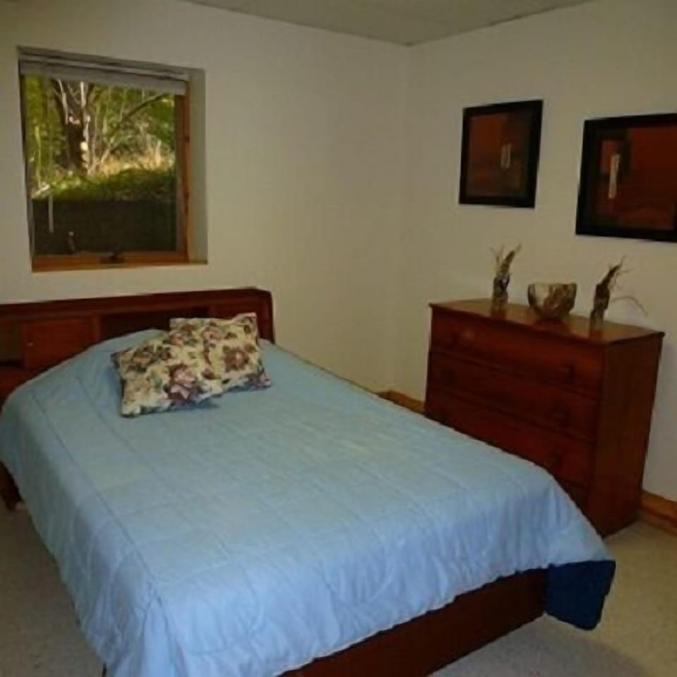 Lower bedroom, double bed