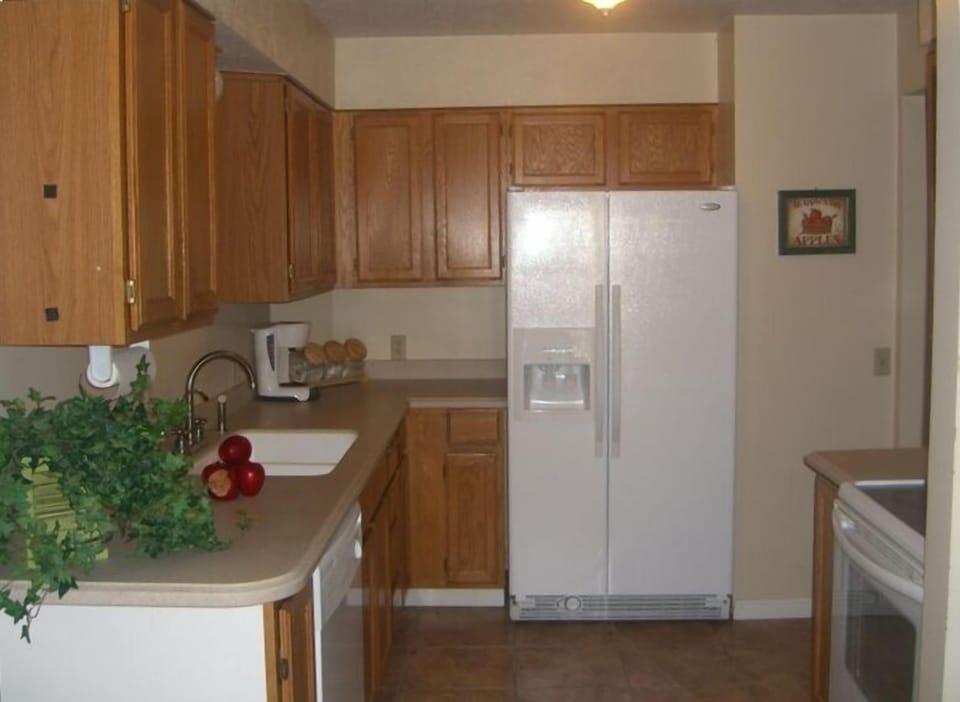 Main Floor Kitchen, fully equipped