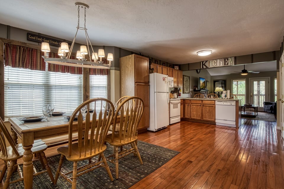 Chalet in Pigeon Forge "Whispering River" - Dining area and fully furnished kitchen