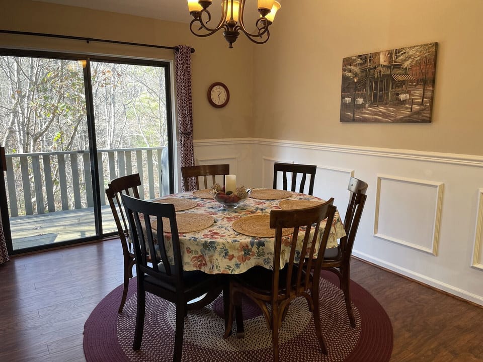 Dining Room w/Seating for Six (6)