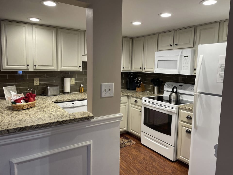 Fully Equipped Kitchen w/Bar Seating for Three (3)