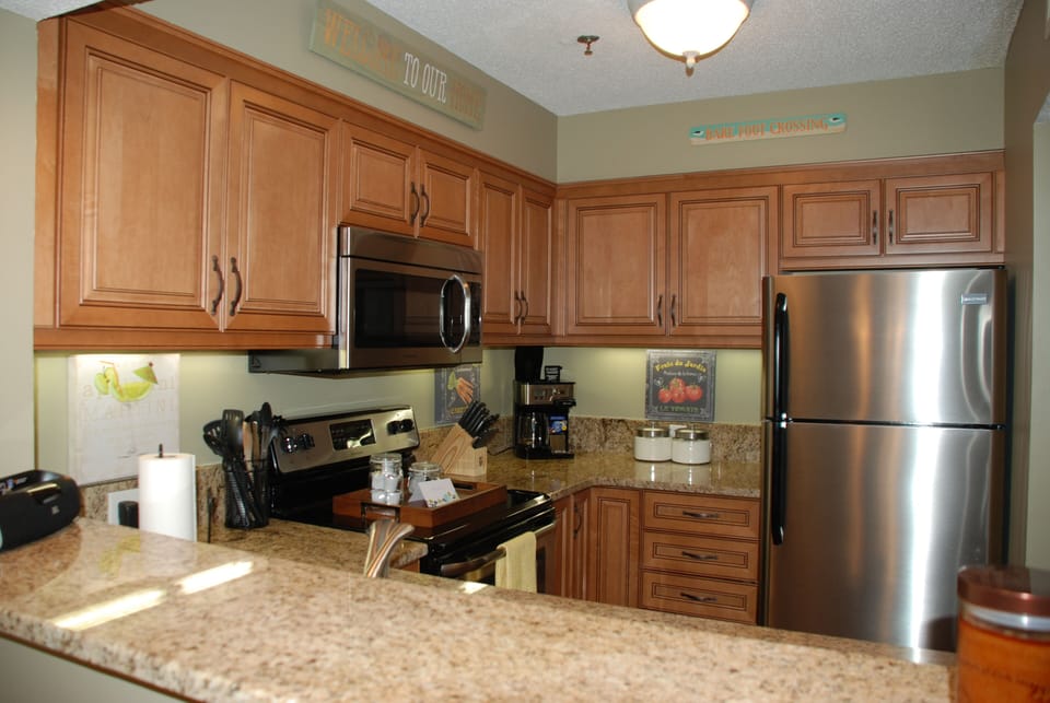 Well-appointed kitchen has everything you need to prepare meals!