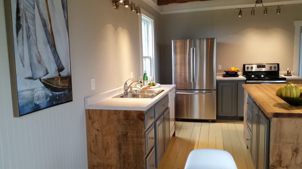 Country Kitchen, extra large SS fridge, glass top stove, dishwasher
