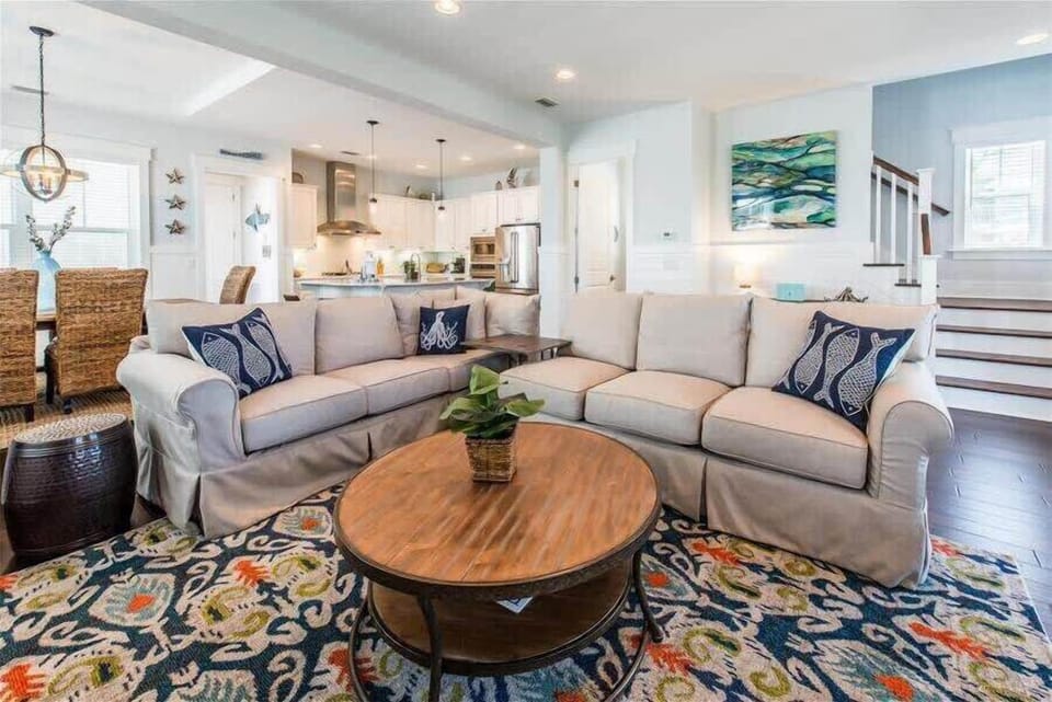 Large Sectional ~ Plenty of Seating for the Family!