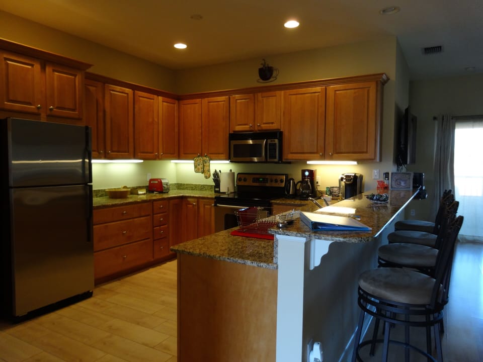 Kitchen and Breakfast Bar
