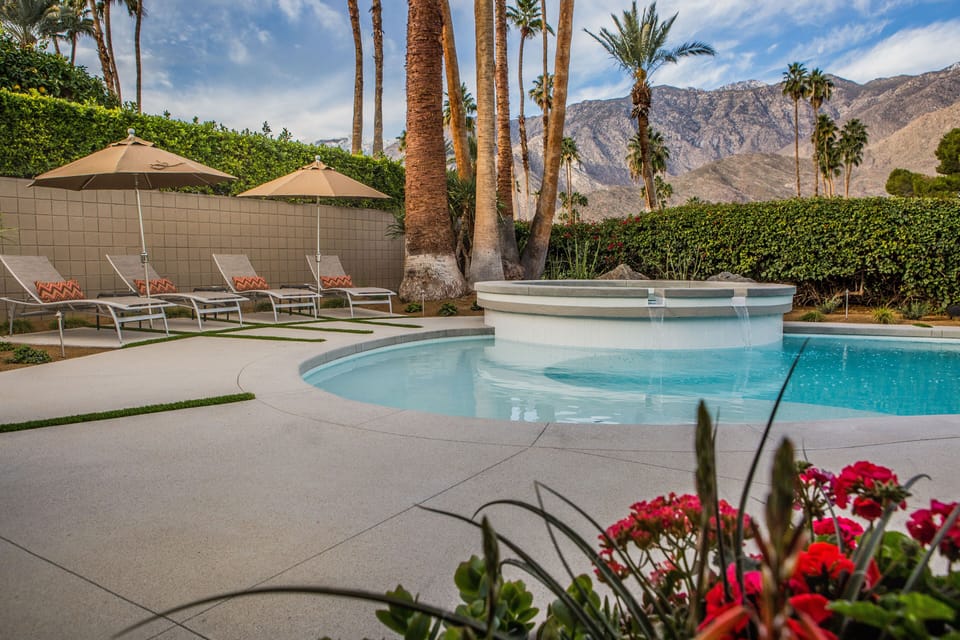 Brand new saltwater pool and spa with tanning shelf