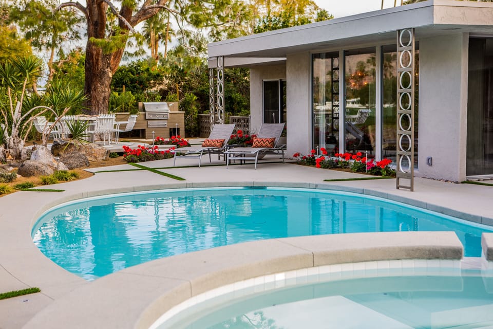 Pool...spa...six chaises...outdoor dining table for 8...new outdoor BBQ
