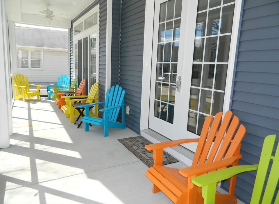 full length front porch

only step required for entry. Removable ramp offered