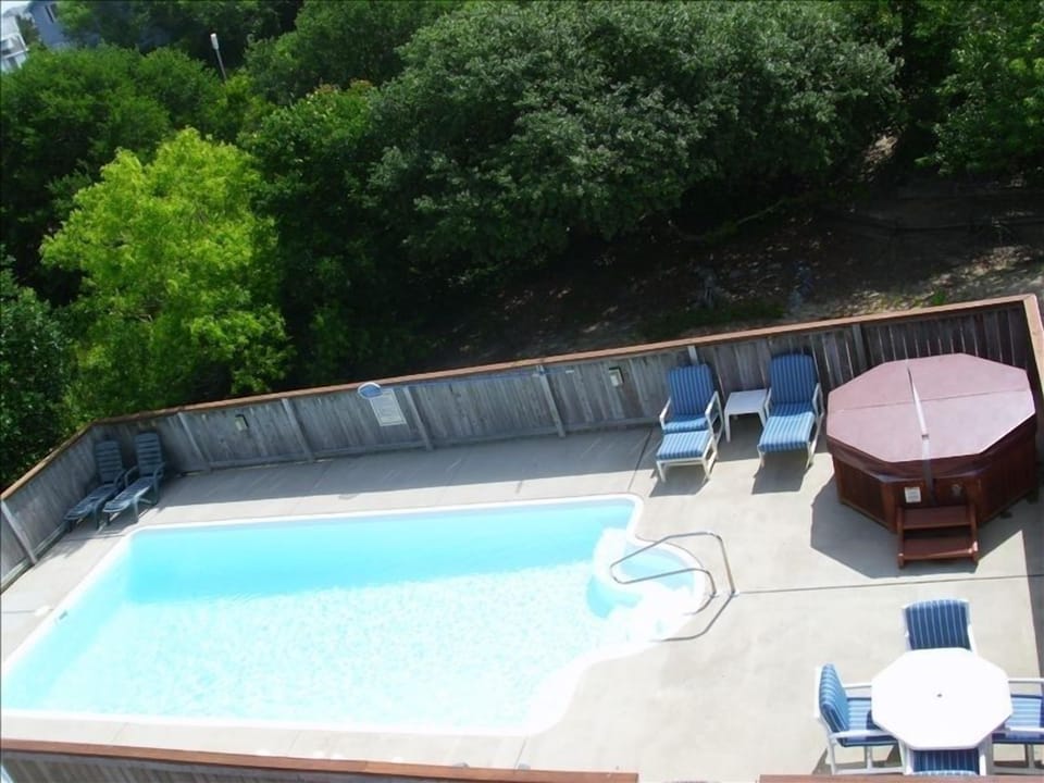Gated Private pool 3 ft to 5 ft deep and hot tub. Great for water volleyball!!