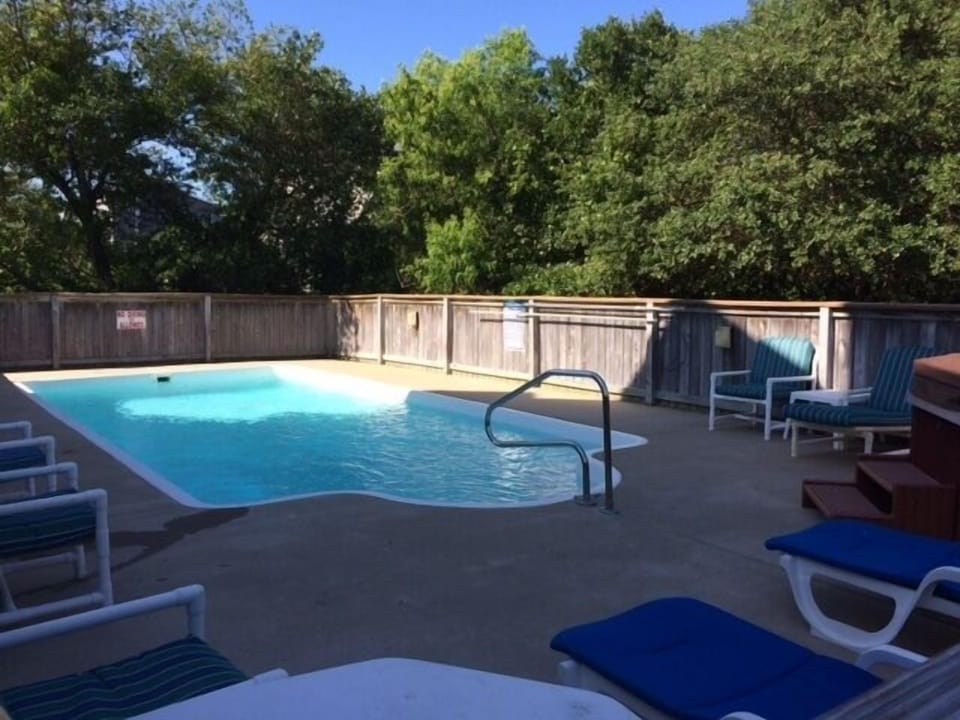 Large pool! Great for family water games. 3ft to 5ft. Cleaning twice a week. 