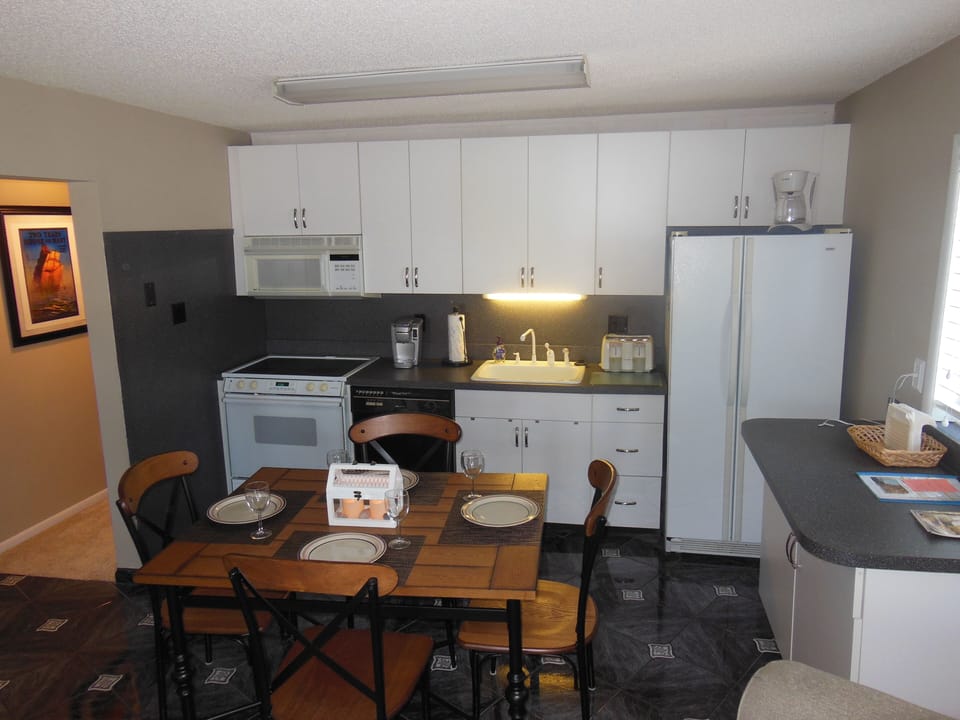 Eat-In Kitchen, Dinette Table Seats Six
