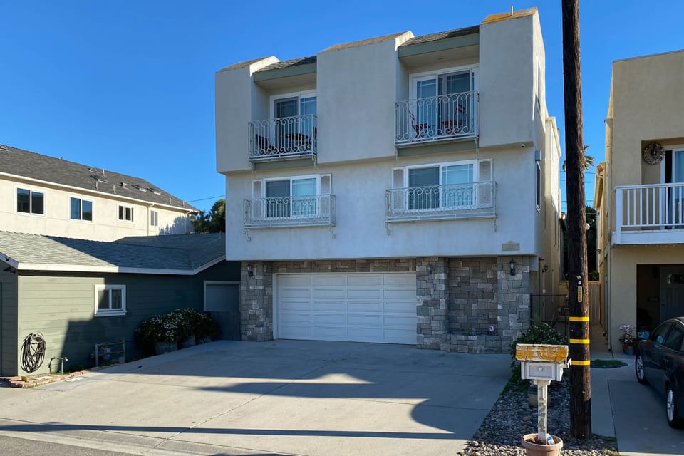 Charming 2,400 square foot 4 bedroom and 2 1/2 bathrooms 5 houses to The Sand 