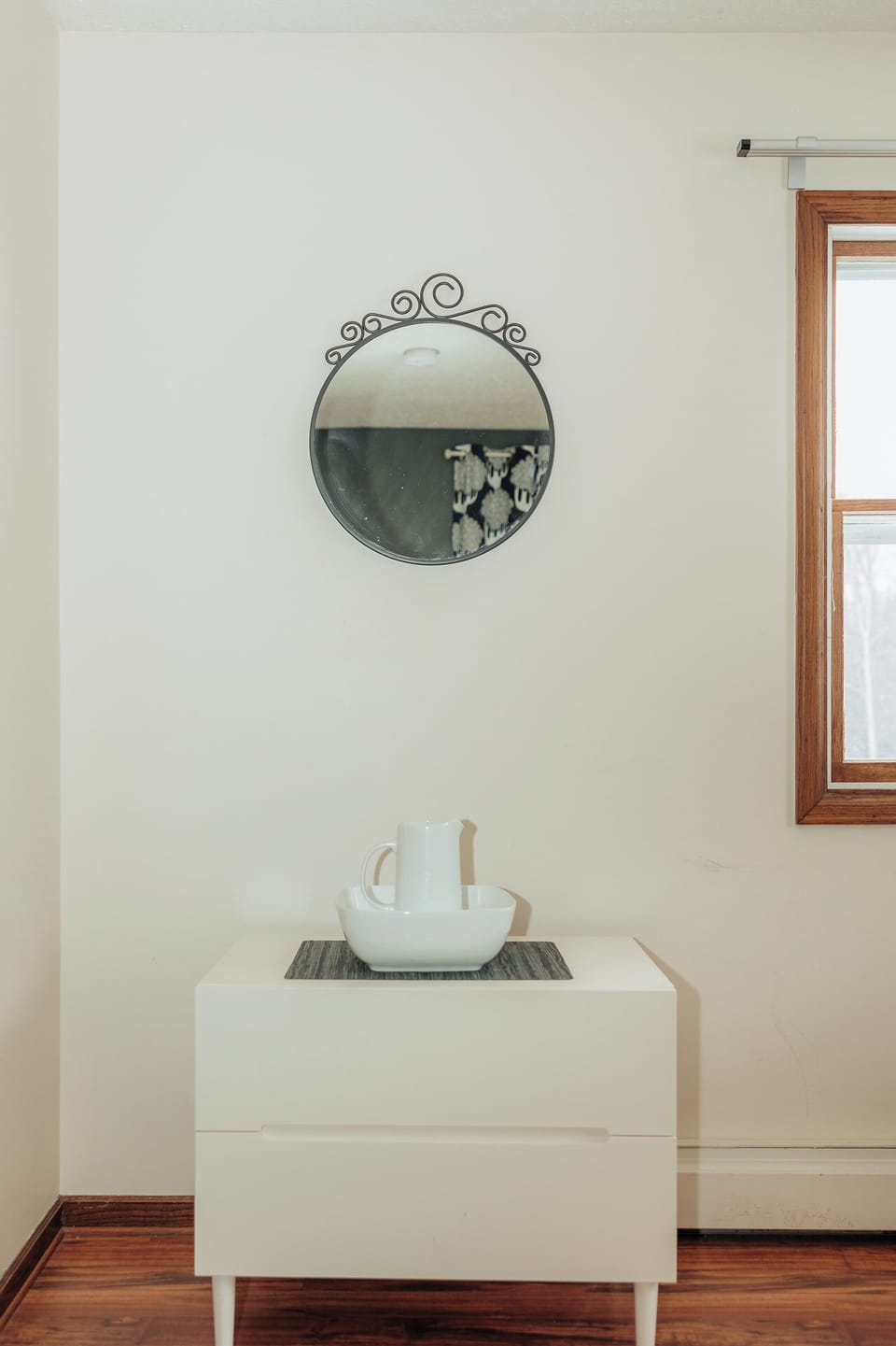 Decorate mirror and wash basin in Joki Room. 