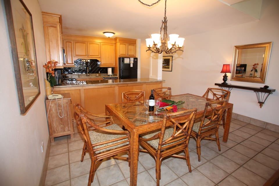 Reverse angle dining area.