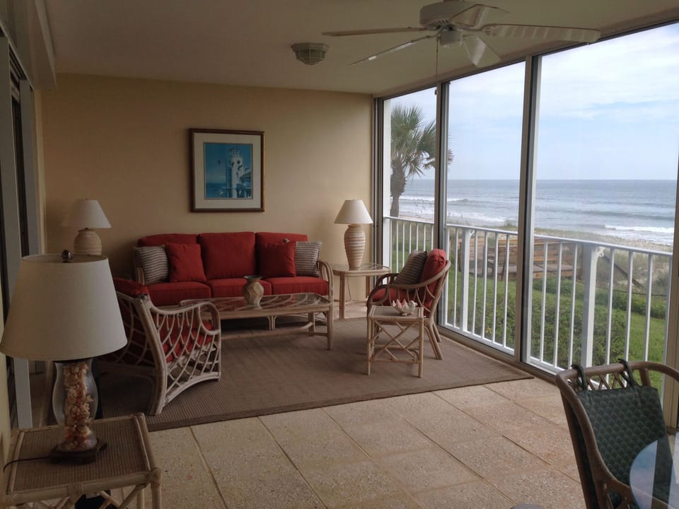 Lanai...with sounds of the ocean!