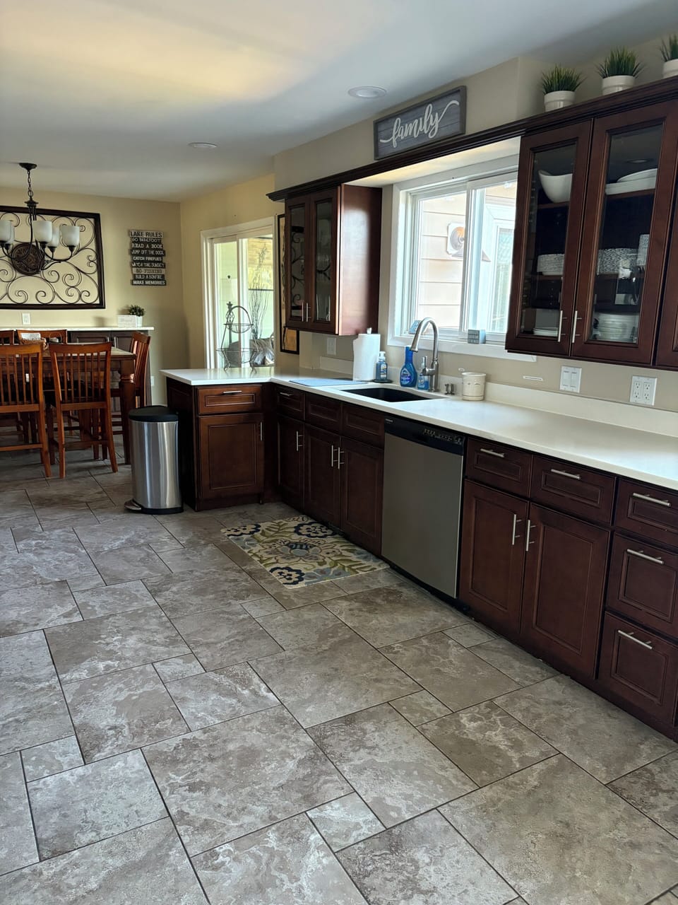 Kitchen. Table seats 8