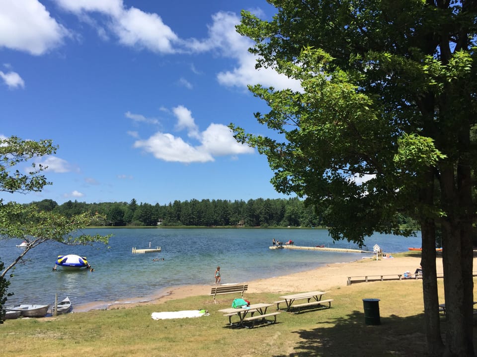 Lake Harold - crystal clear water, swim dock and float for kids, boat rentals !
