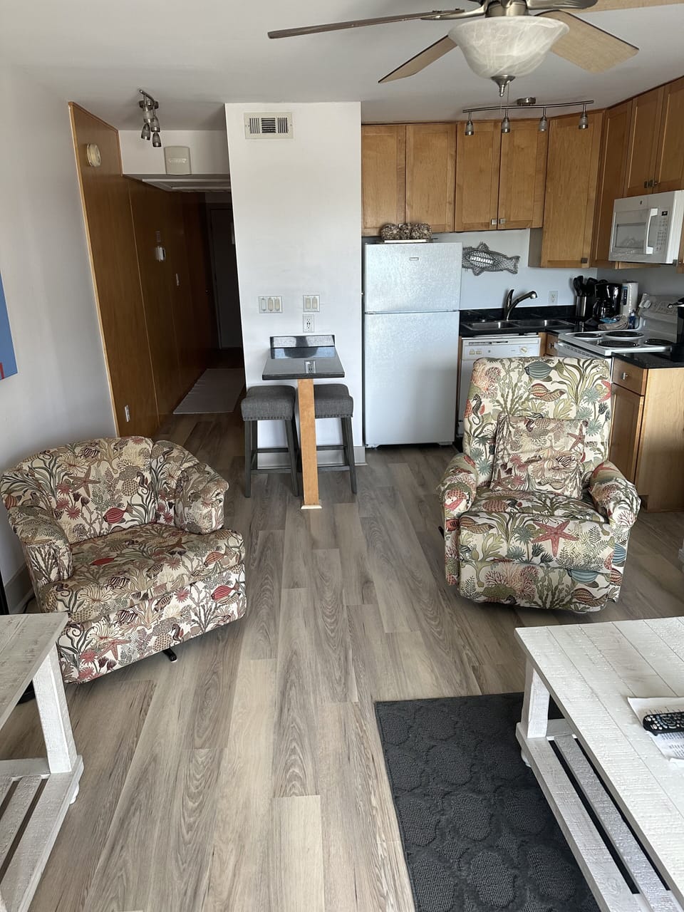 FULLY FURNISHED AND MODERN KITCHEN WITH GRANITE COUNTERTOPS