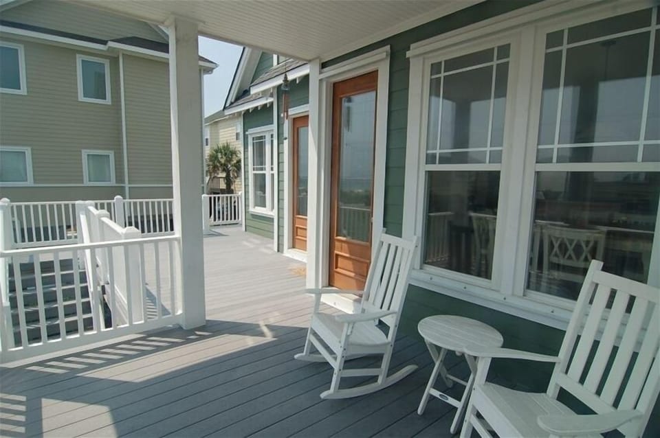Relaxing front porch with awesome views!
