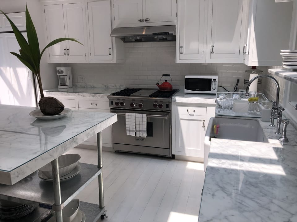 Wolf stove, subzero fridge, Statuario Countertops, brand new dishwasher