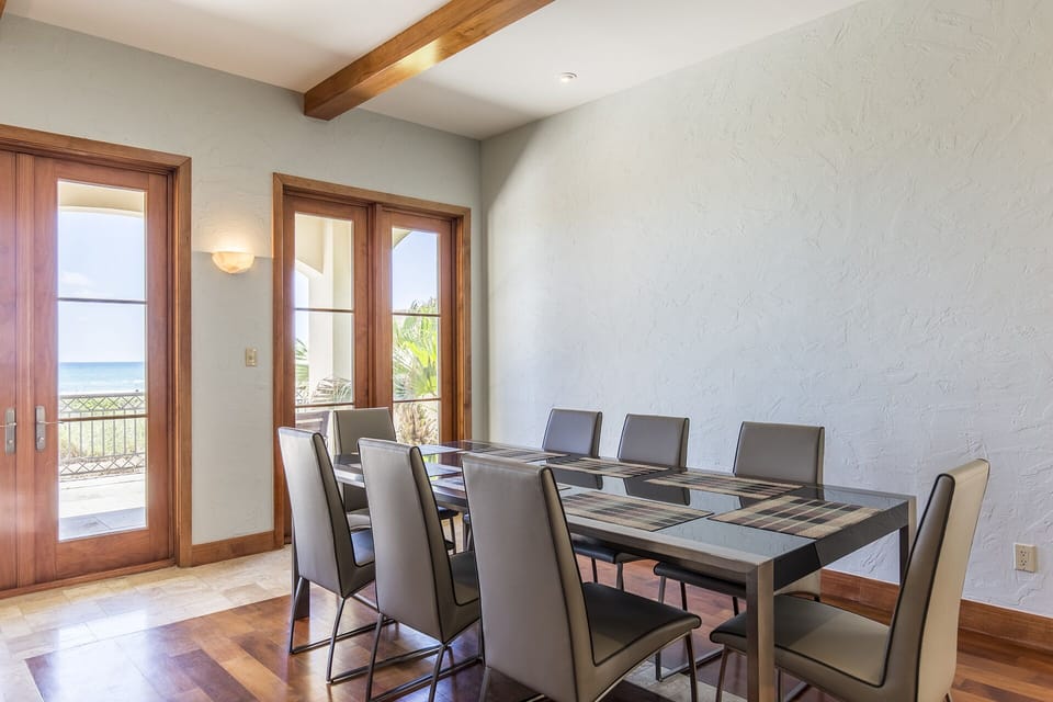Dining area overlooking the ocean!
