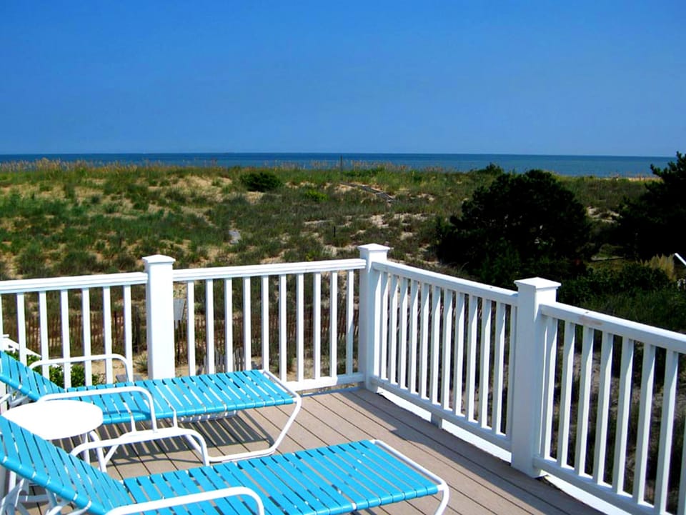 Wonderful 2nd floor sun deck with unobstructed views of the Ocean.