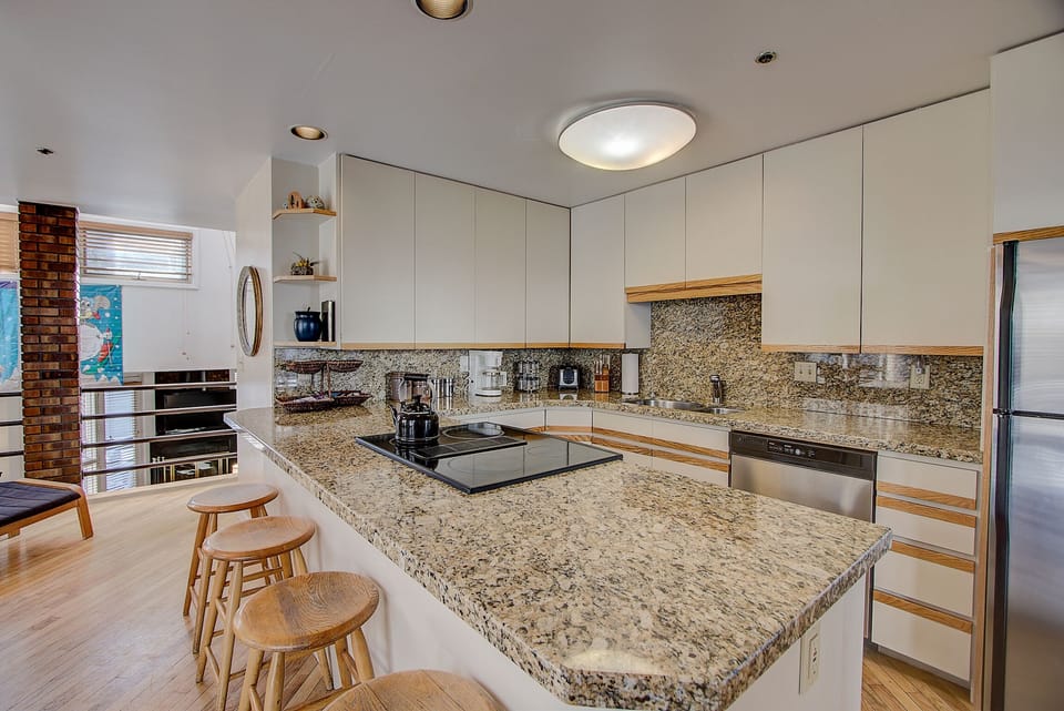 Kitchen w breakfast bar 