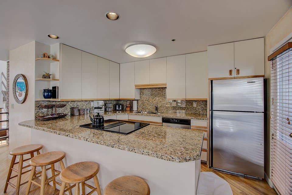 Kitchen , new pots, pans, knives 