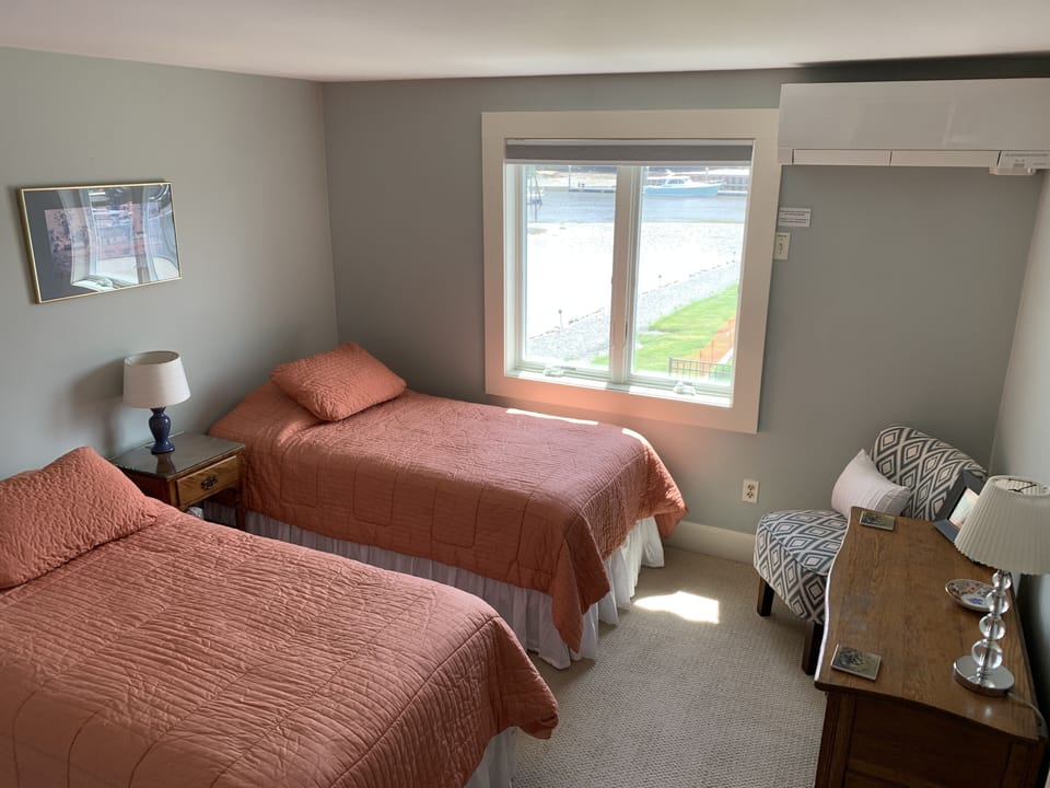 Twin bedroom