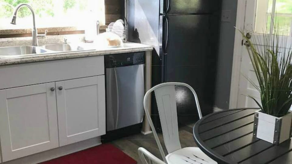 Industrial Rustic Fully-Equipped Eat-In Kitchen for 4 guest