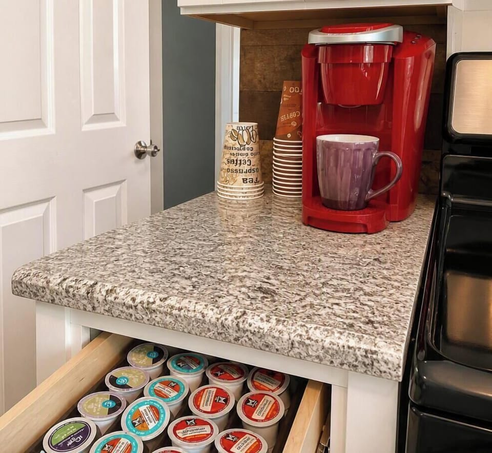 Kitchen Keurig coffeemaker/pods