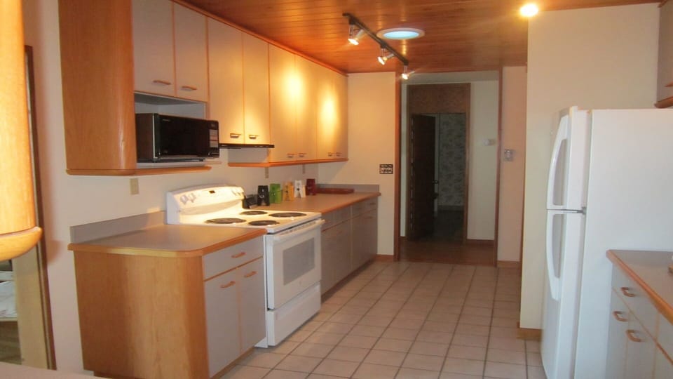 New modern clean kitchen. All appliances are  new as of 2017