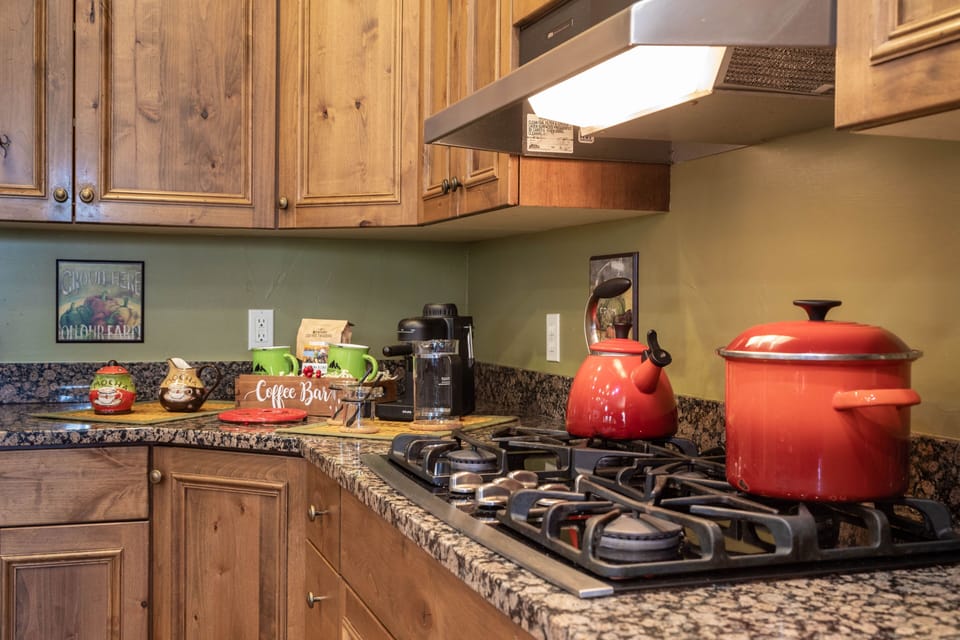 Coffee bar, cappuccino and full set of La Creuset cookware, a cook's delight!
