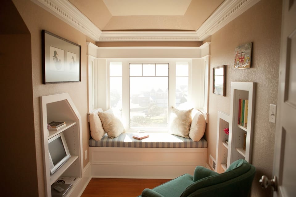 3rd floor common seating area with built-in window bench.