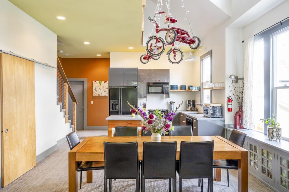 A fun, open and bright welcoming home awaits your visit! Local art adorns the walls &amp; custom furniture provide a true Portland experience