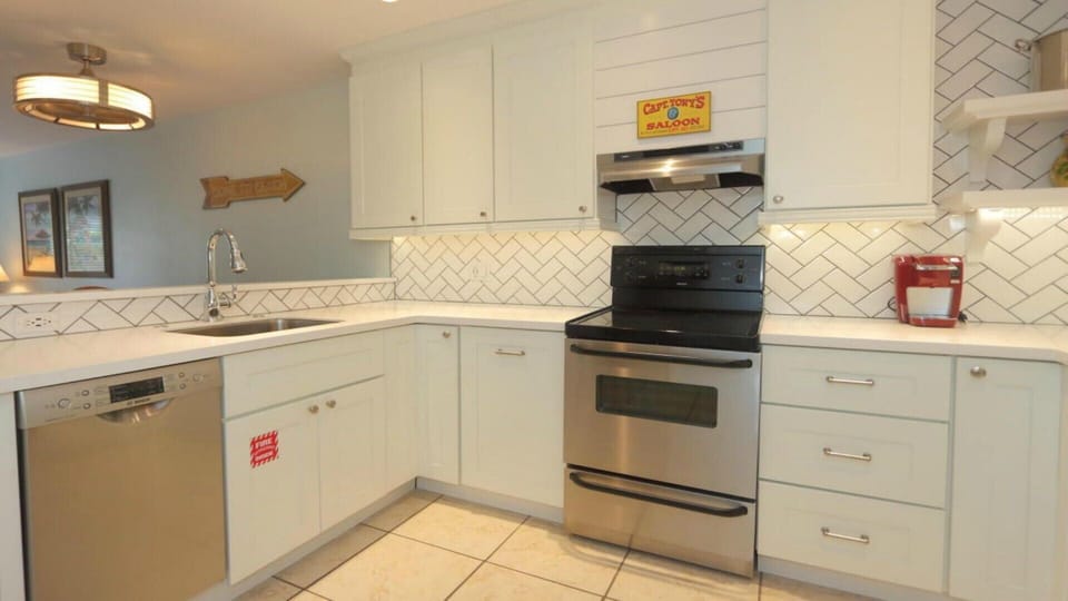 Large full equipped kitchen with top appliances