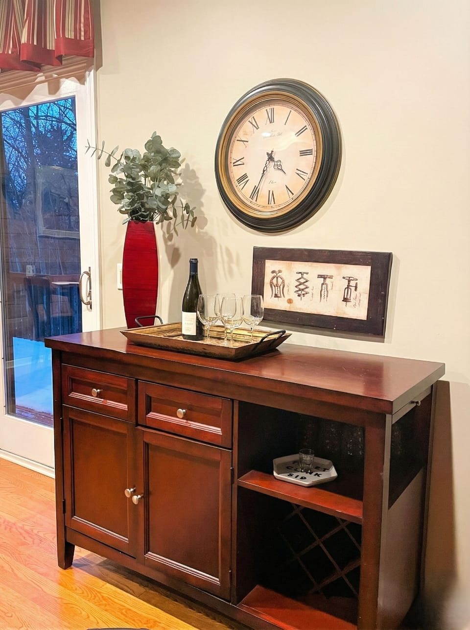 The dry bar can also be used to display your appetizers and finger food.

