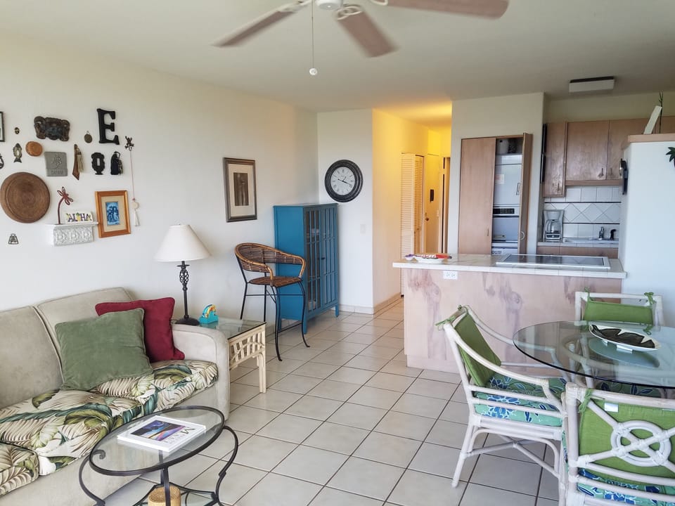 Living, kitchen, dining & entry, all tile through out