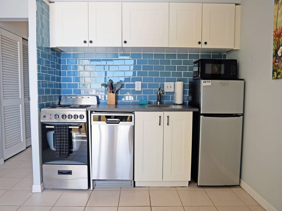 Small but fully equipped kitchen for those who like to cook on vacation?!
