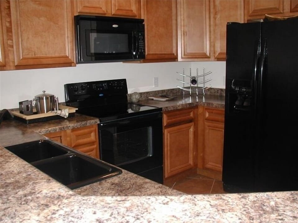 Kitchen with Bar and 4 barstools, also dinette