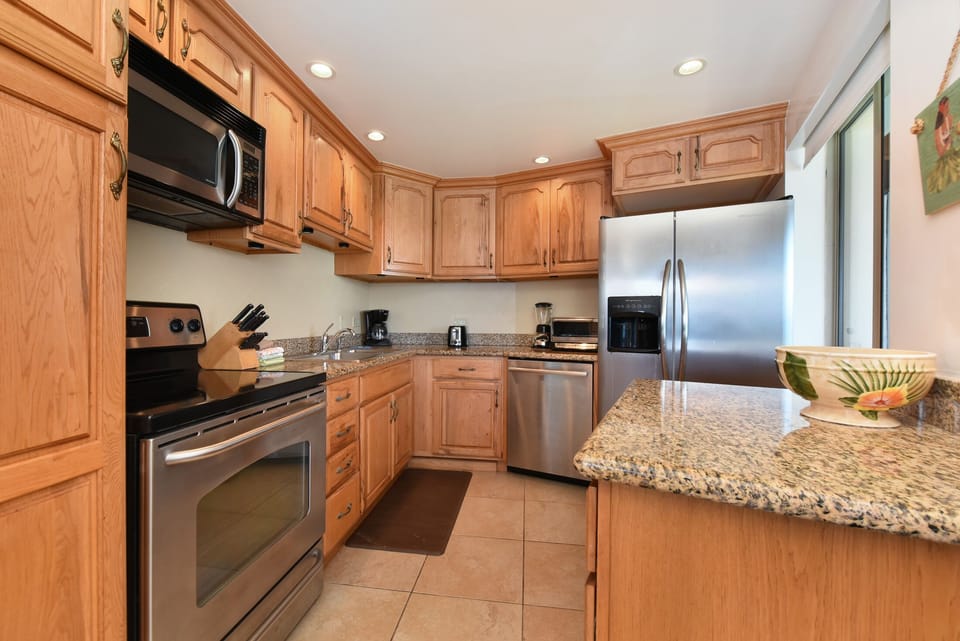 Updated kitchen, dishwasher, stove, microwave, fridge, granite counters