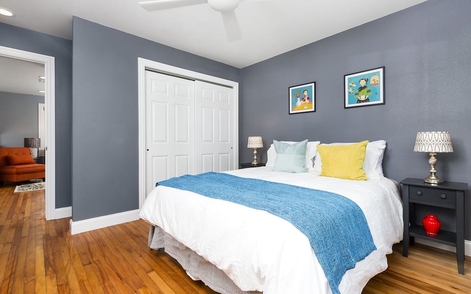 Queen size bed, full closet