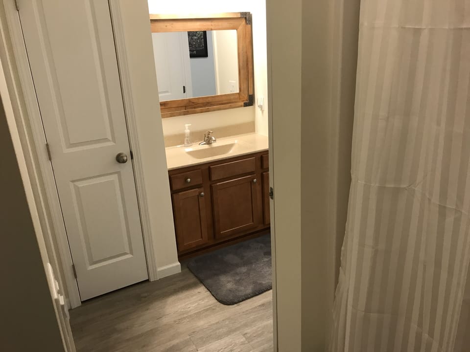 Downstairs full bath (with tub\shower)