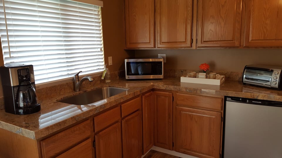 Kitchenette area with Microwave, Toaster oven and coffee maker 