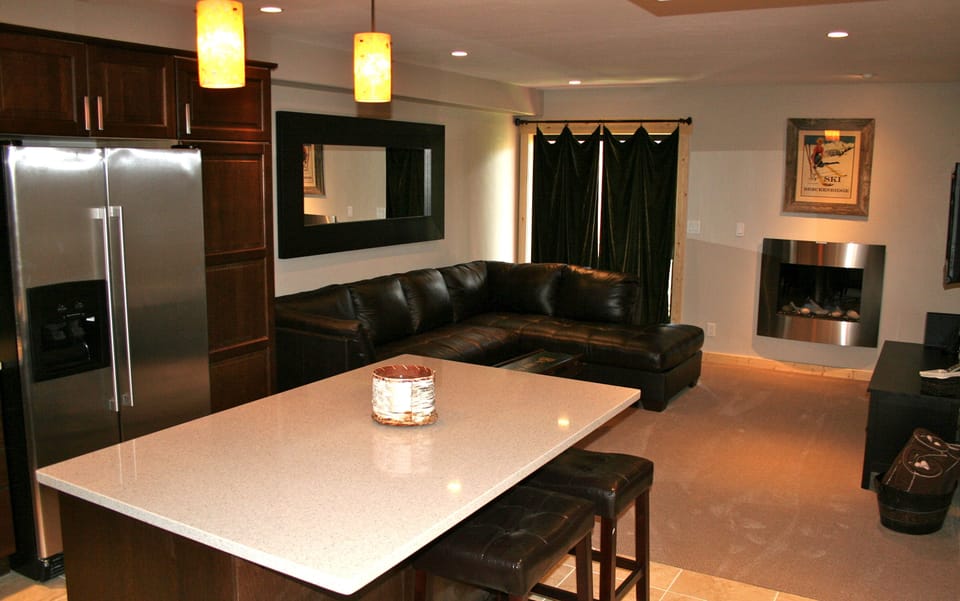 Luxury living room,Gorgeous fireplace, 42 inch flat screen,leather queen sleeper