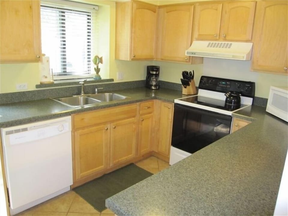 Fully-furnished kitchen. Older appliances still shown in this photo.